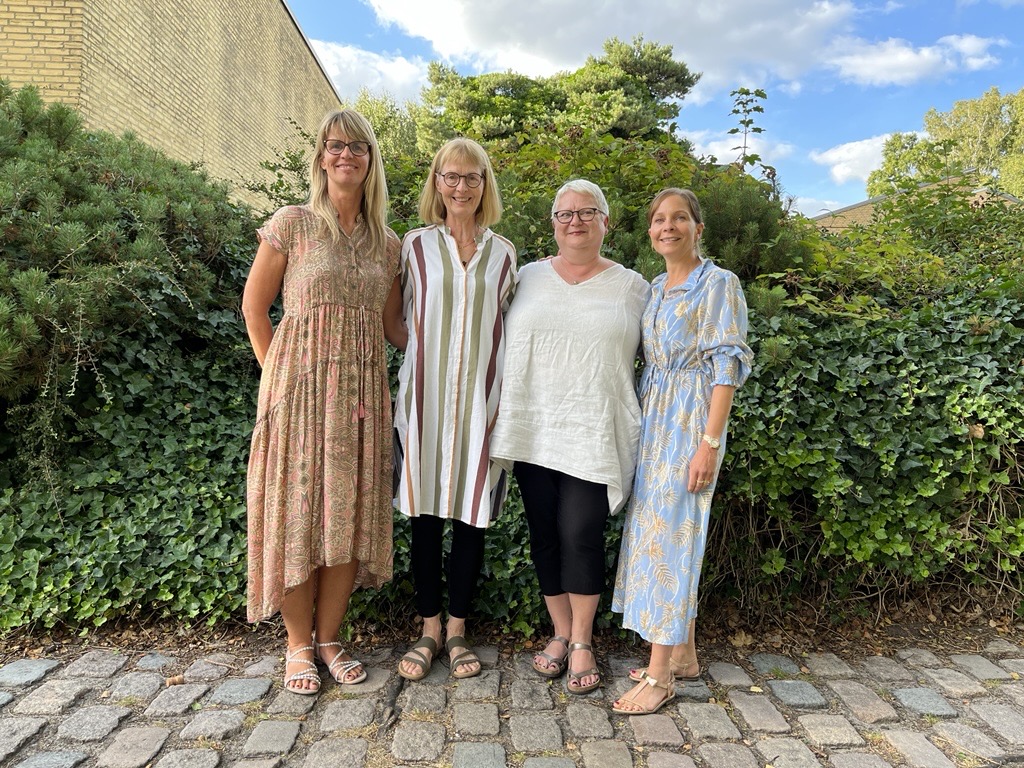 Fire generationer af forkvinder samlet. Fra venstre: Anne Hovmøller (3. forkvinde), Hanne Vedsted Hansen (2. forkvinde), Lone Hummelshøj (stifter og 1. forkvinde) og Julie Sjølin Kiil (5. og nuværende forkvinde). På billedet mangler Sandra Pico, som var foreningens 4. forkvinde.